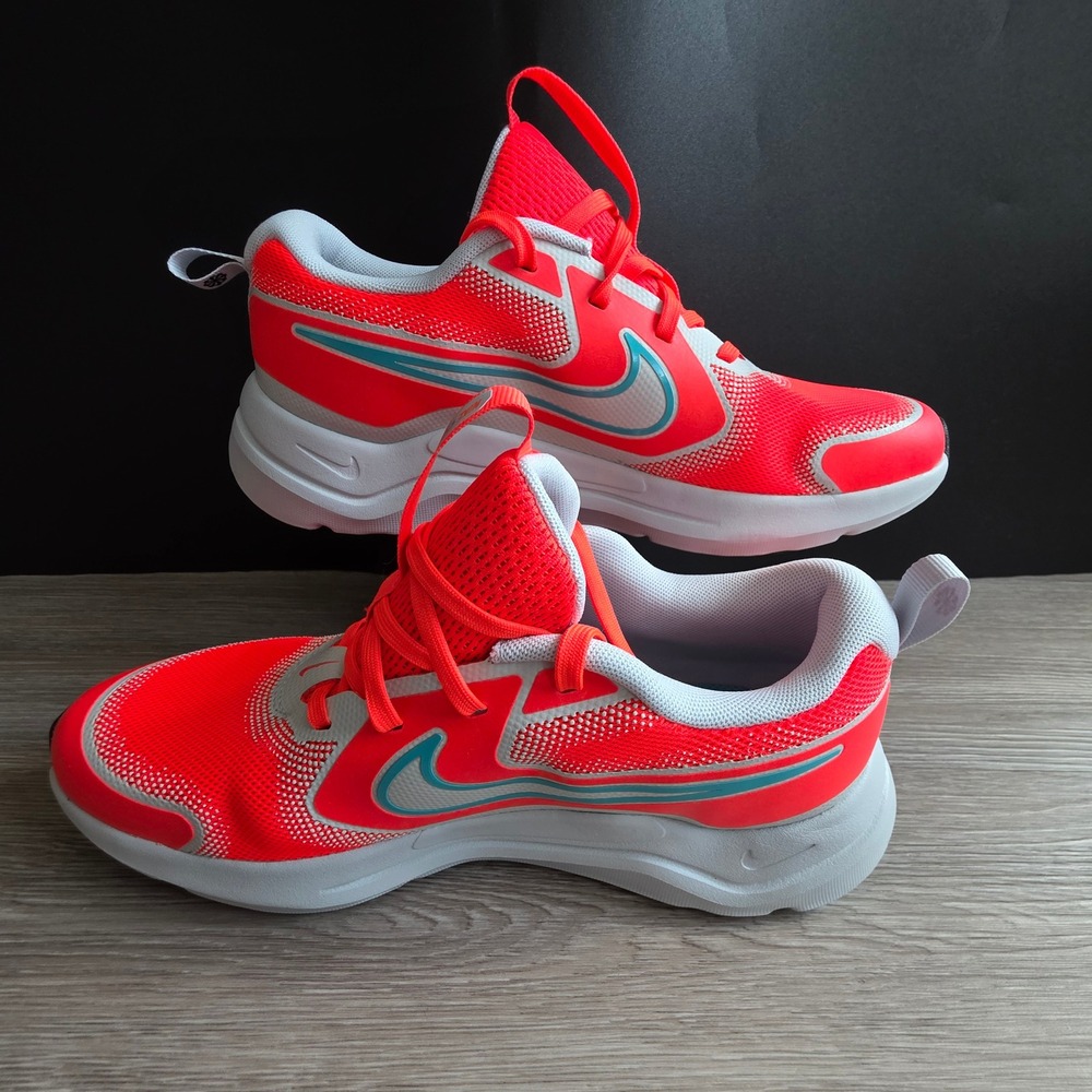 Nike Cosmic Runner GS Bright Crimson Dusty Cactus 7Y Womens 8.5 HM4402-600
